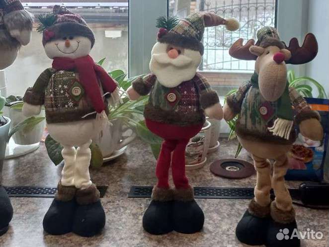 Дед мороз пол елку