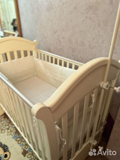 Детская кроватка с маятником и ящиком