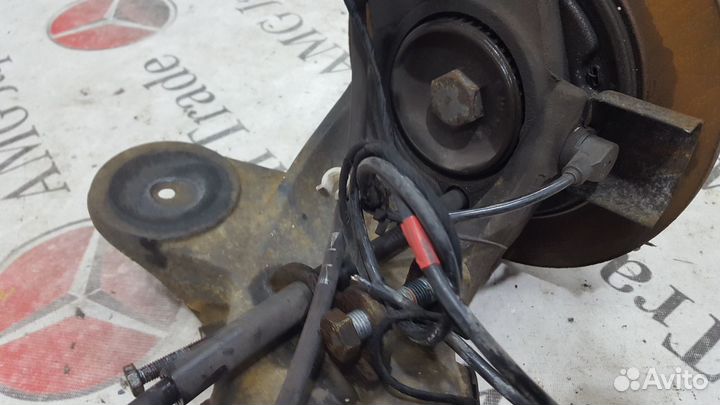 Ступица задняя в сборе с рычагом на Mercedes W638