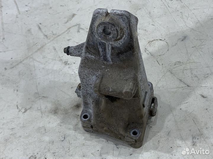 Правый кронштейн опоры двигателя Mercedes