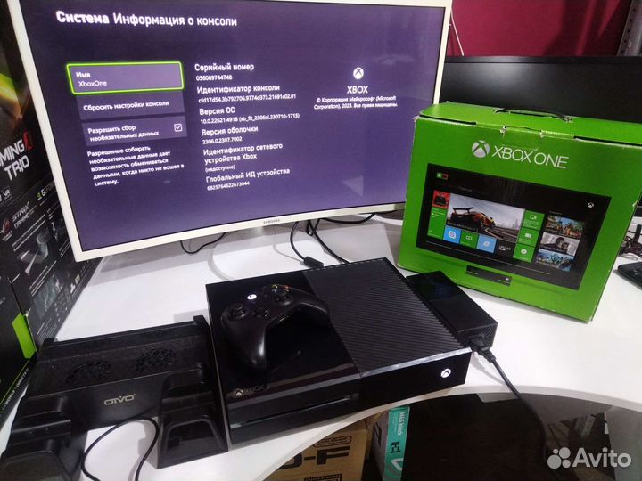 Игровая приставка Xbox One с подставкой