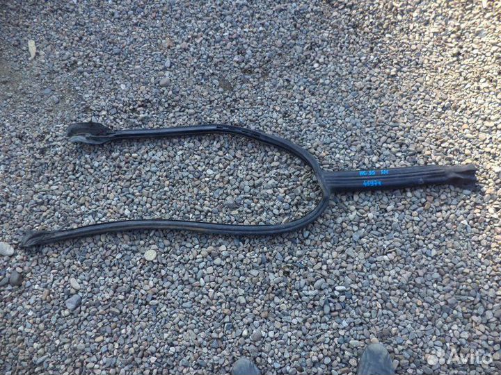 Уплотнительная резинка стекла левая Nissan Laurel