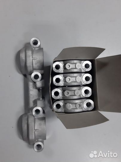 Крышка распредвала (бугеля) дв.406 (1Б+8Мал)