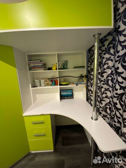 Кровать чердак со столом и шкафом