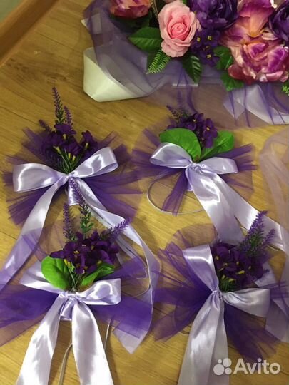 Свадебные украшения на машину в сиреневом цвете