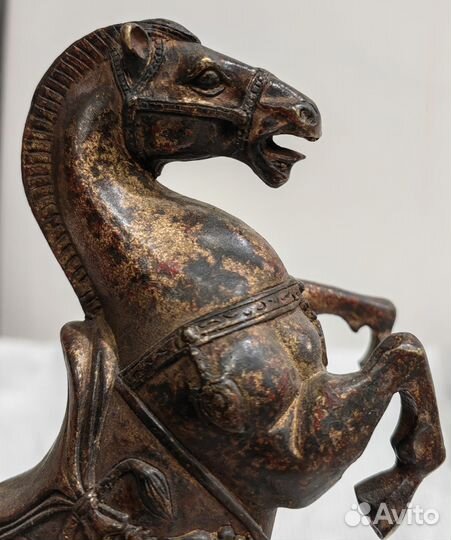 Конь бронза старенький
