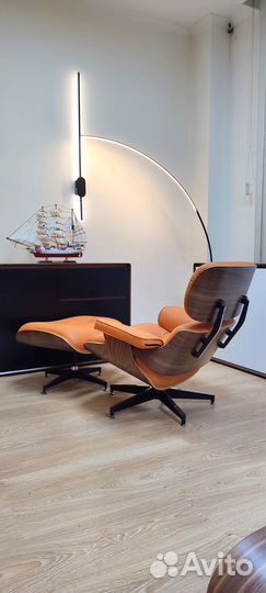 Кресло Eames в редком апельсиновом цвете