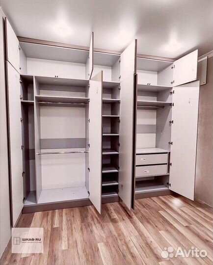 Встроенный распашной шкаф