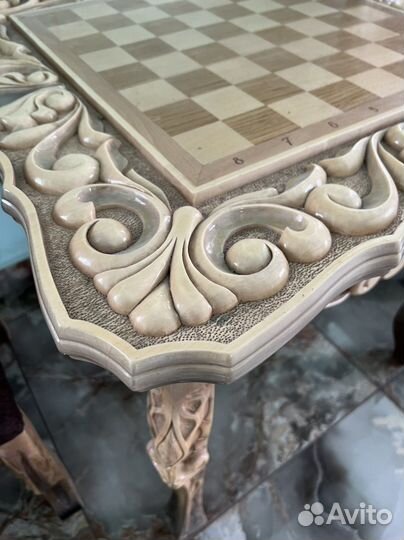 Столик для игры в шахматы