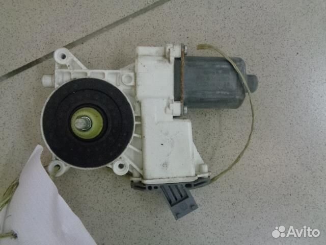 Моторчик стеклоподъемника передний правый Cadilla