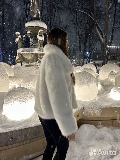 Zara шубка белая женская искусственная