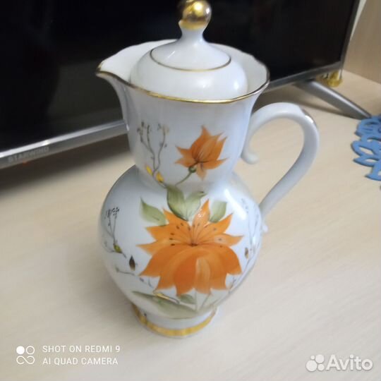 Тарелки, графин, чайник. Рюмки