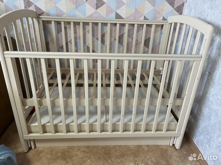 Детская кроватка с маятником и ящиком