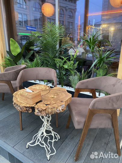 Ящики с искусственными растениями