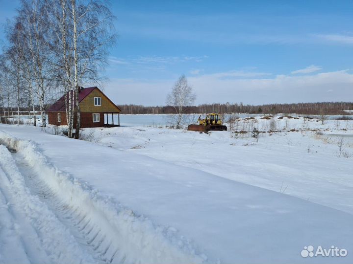 Пруд озеро земля