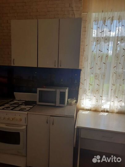 Кухонные шкафы и стол