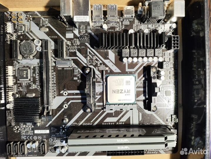 Материнская плата с процессором и памятью