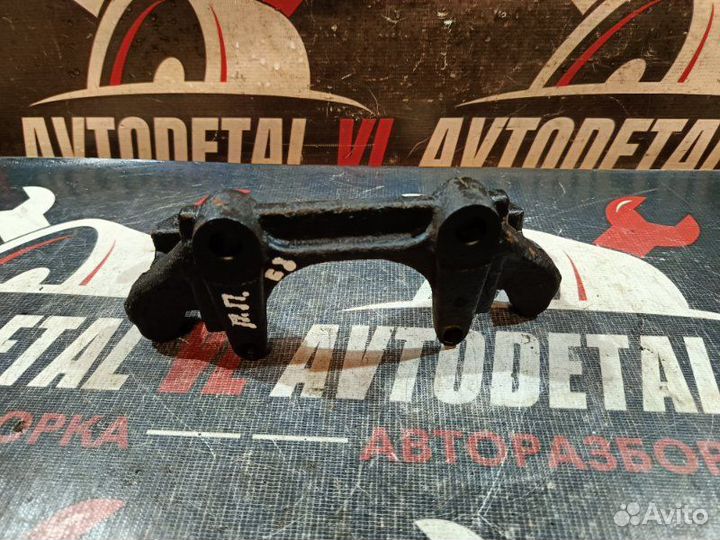 Скоба суппорта передняя правая Volkswagen Passat