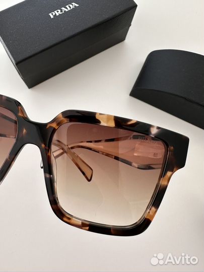 Солнечные очки Prada