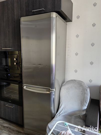 Холодильник бу сломан