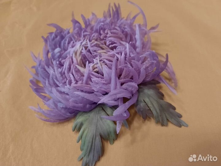 Цветочная брошь ручной работы