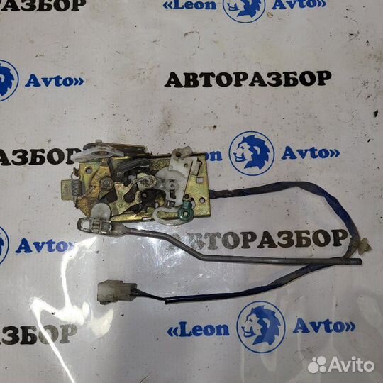 Замок двери передний правый Mazda Demio DW3W B3