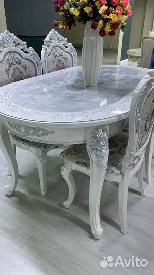 Кухонный стол и стулья