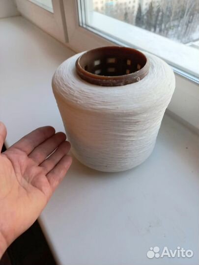 Огромная катушка белых ниток