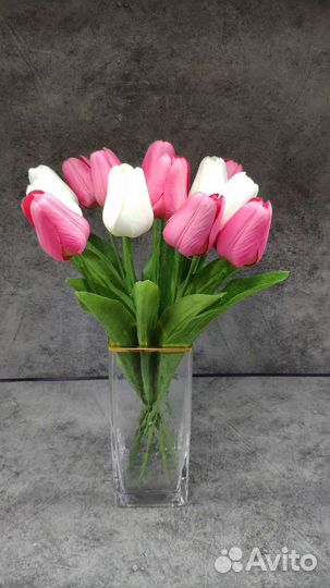 Композиция искусственных тюльпанов