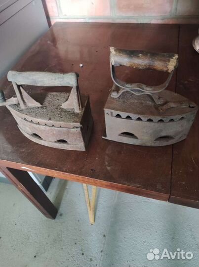 Старинный угольный утюг