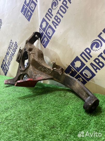 Поворотный кулак передний правый Chrysler Cirrus