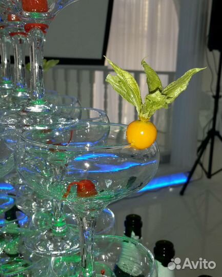 Пирамида из бокалов шампанского