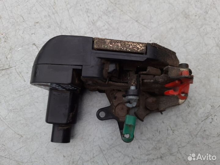 Замок передний правый Dodge Caravan 2