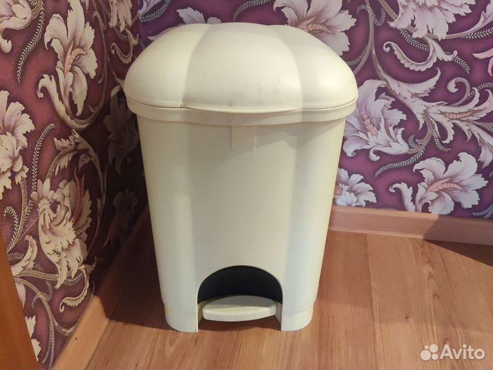 Мусорное ведро в контейнере