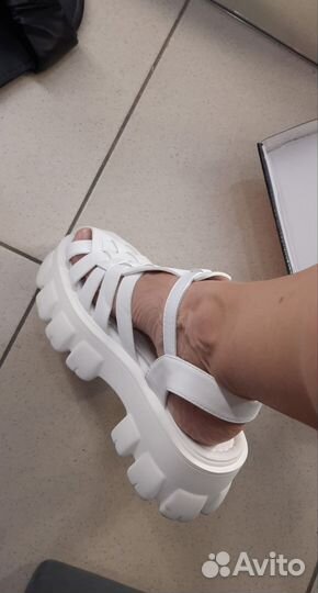 Сандали новые