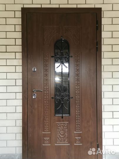 Дверь входная с ковкой