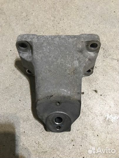 Кронштейн опоры двигателя Lexus Ls430 UCF30 3uzfe