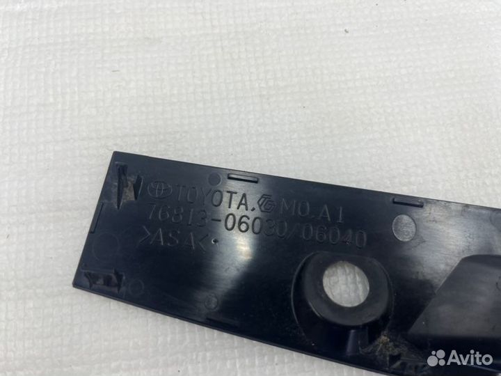 Накладка крышки багажника Toyota Camry V70/V75