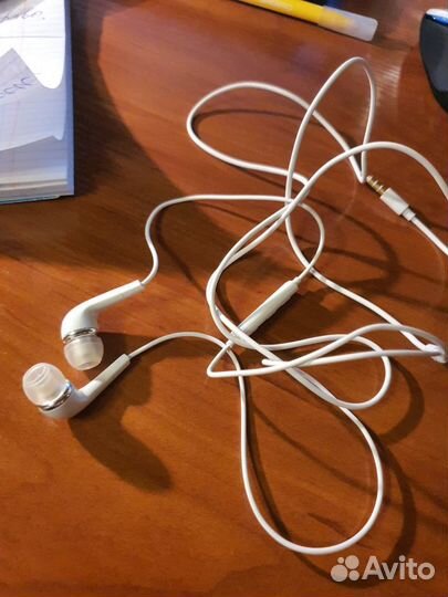 Продам наушники новые samsung c микрофоном