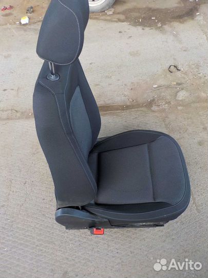 Сидение переднее левое Volkswagen Polo