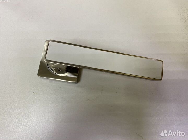 Дверная ручка новая