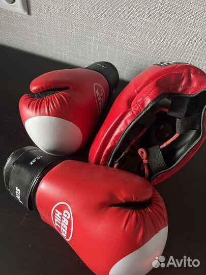 Боксерские перчатки green hill 10 oz шлем