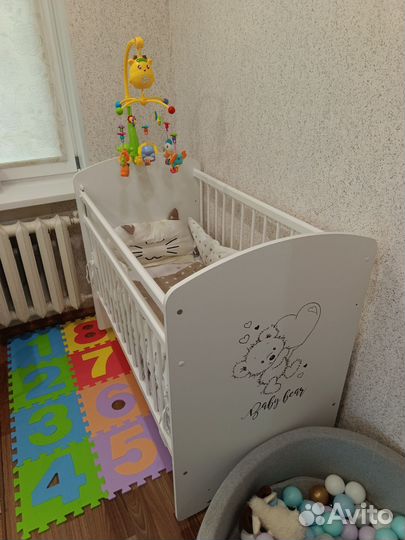 Детская кроватка с маятником и ящиком