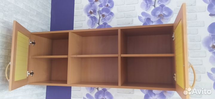 Настенный полку с дверками