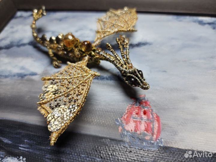 Брошь дракон ручной вышивки с султанитом цитрином