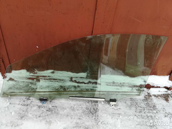 Стекло двери правой toyota corolla 150