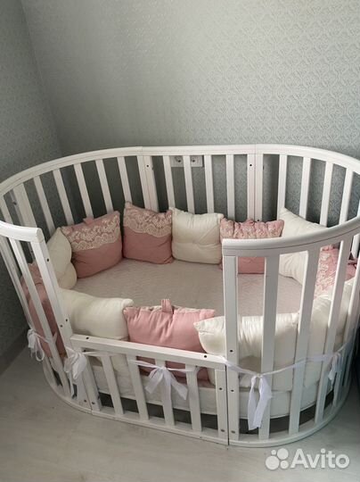 Детская кроватка с маятником белая