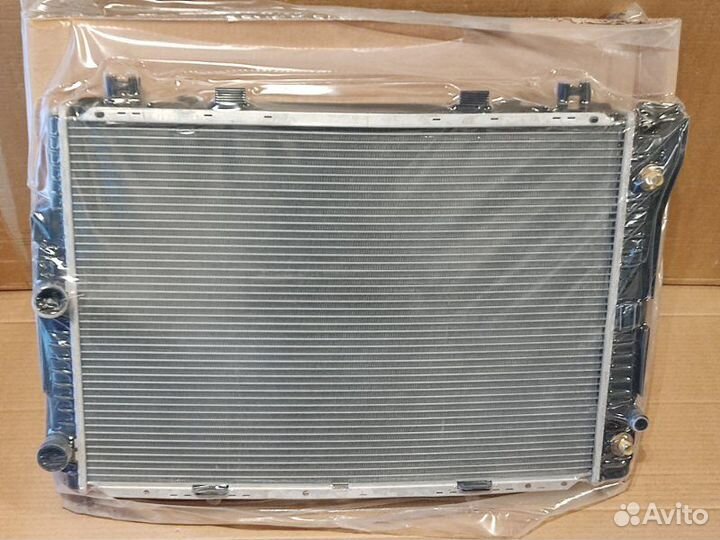 Радиатор охлаждения двигателя Mercedes Benz