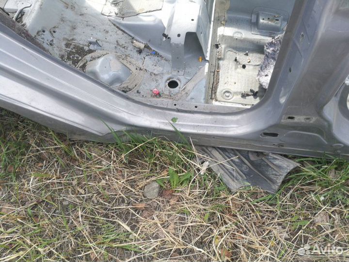 Порог с центральной стойкой правый Ford Focus III