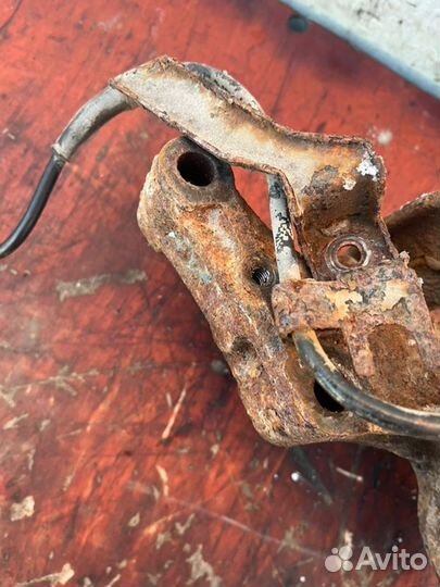 Кулак поворотный левый Mazda Bongo Friendee 1999